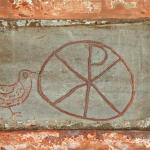 Kristus-monogram fra gravsted i Basilica di San Lorenzo Fuori le Mura Rom. Det er et Jesus-symbol, eller kristus-symbol, som man ser i flere kirker. Foto: Flickr - Holly Hayes 