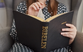 Bibelen kan læses på mange måder. En af måderne er nærlæsningen og det dybdegående studie. Foto: Bibelselskabet