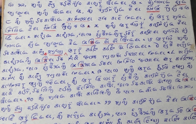 Nogle gange oversættes Bibelen i hånden, før den skrives ind på computeren. Som her ved oversættelsen til Lepcha i den indiske stat Sikkim. Foto: UBS.