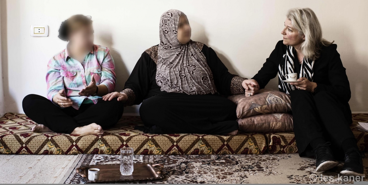 International chef Synne Garff har de sidste år mødt mange konvertitter i Nordafrika og Mellemøsten. Her er hun i samtale med en syrisk flygtning, der må holde sin tro hemmelig af frygt for sit liv. Foto: Les Kaner.