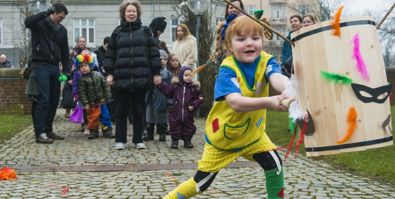 Pippi slår katten af tønden