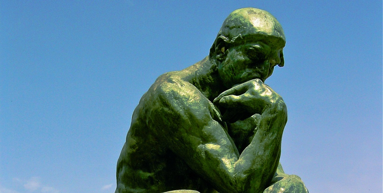 "The Thinker" af Aguste Rodin.