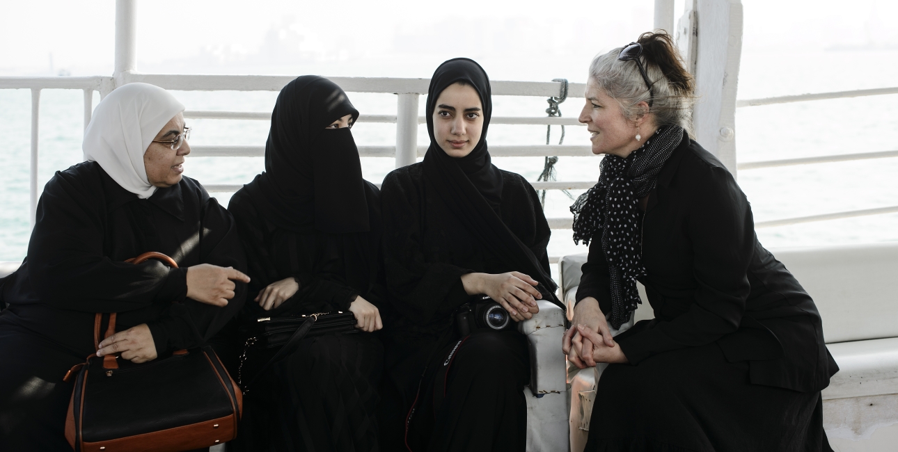 På en båd faldt international chef i Bibelselskabet, Synne Garff, i snak med en muslimsk migrantfamilie fra Jordan. Foto: Les Kaner.