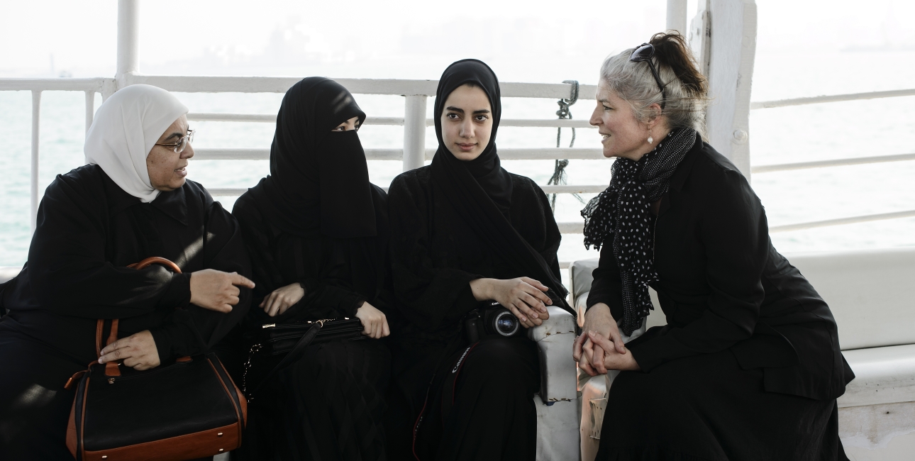 På en båd faldt international chef i Bibelselskabet, Synne Garff, i snak med en muslimsk migrantfamilie fra Jordan. Foto: Les Kaner.