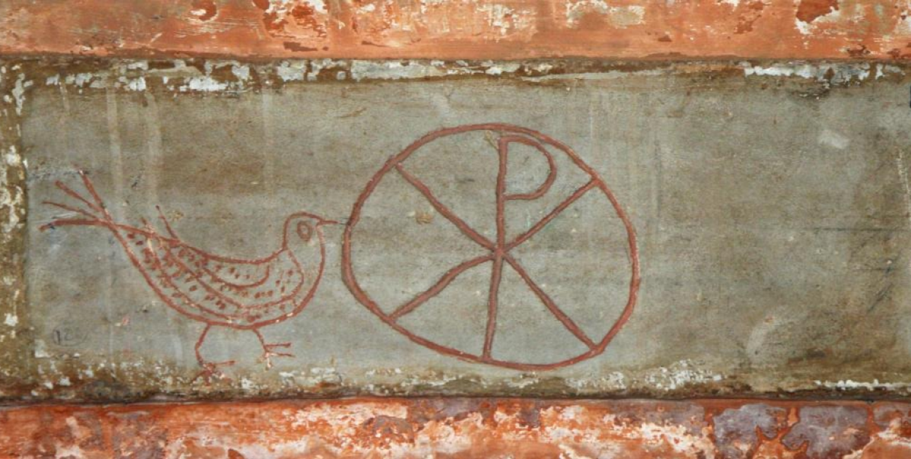 Kristus-monogram fra gravsted i Basilica di San Lorenzo Fuori le Mura Rom. Det er et Jesus-symbol, eller kristus-symbol, som man ser i flere kirker. Foto: Flickr - Holly Hayes