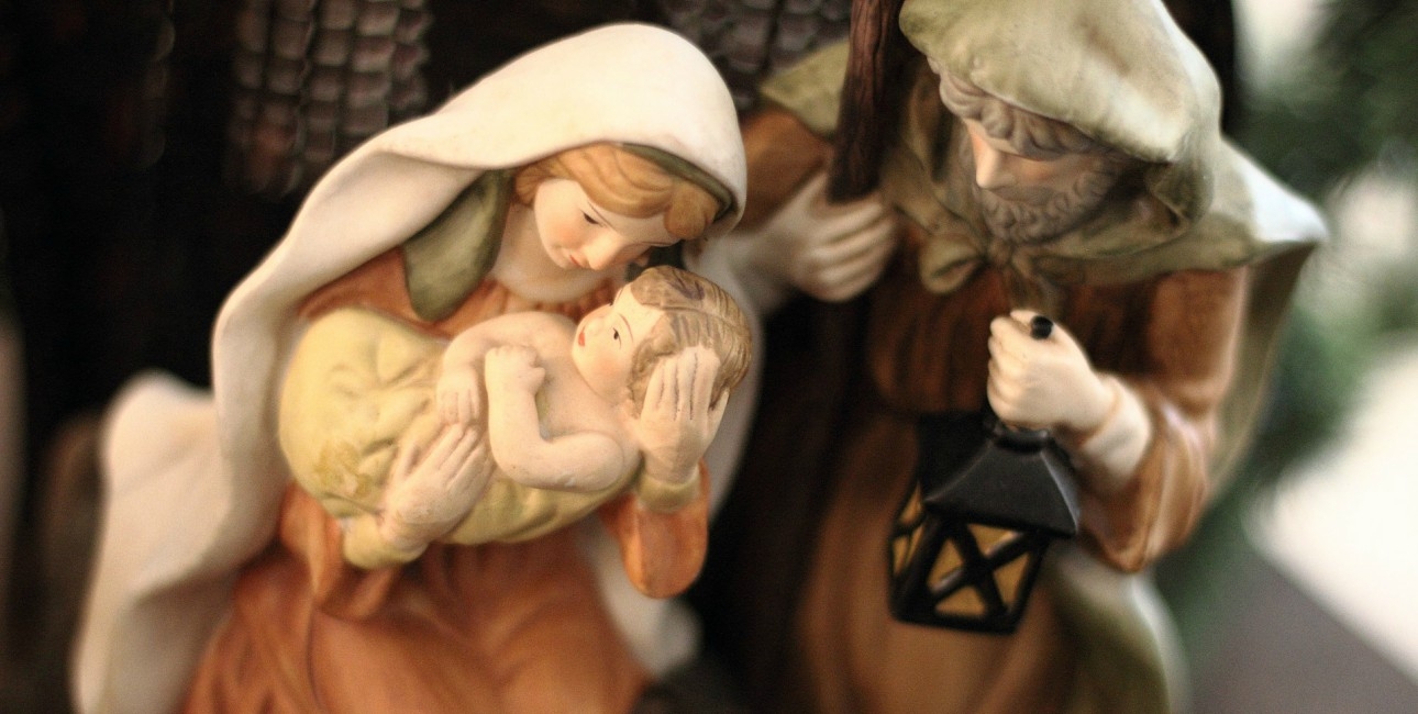 "Hun var højgravid med sit første barn, og mens de var i Betlehem, fødte hun sin søn. Hun lagde et tæppe om ham og lagde ham til at sove i en foderkrybbe i en stald, for der havde ikke været plads til dem andre steder." Sådan lyder det om Jesus' fødsel i Den Nye Aftale - Det Nye Testamente på nudansk. Foto: Pixabay.