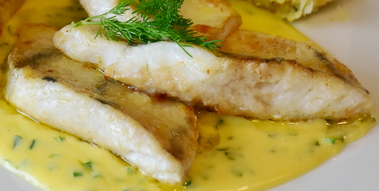 Hvidvinsdampet fisk med løg- og honningsauce | Bibelselskabet