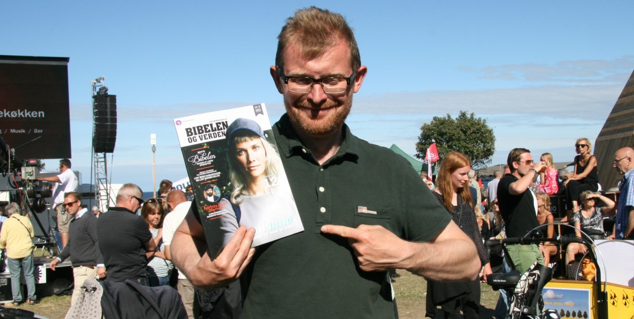 Sebastian Dorset er uddannet journalist og arbejder som stand-up-komiker, foredragsholder og skribent.