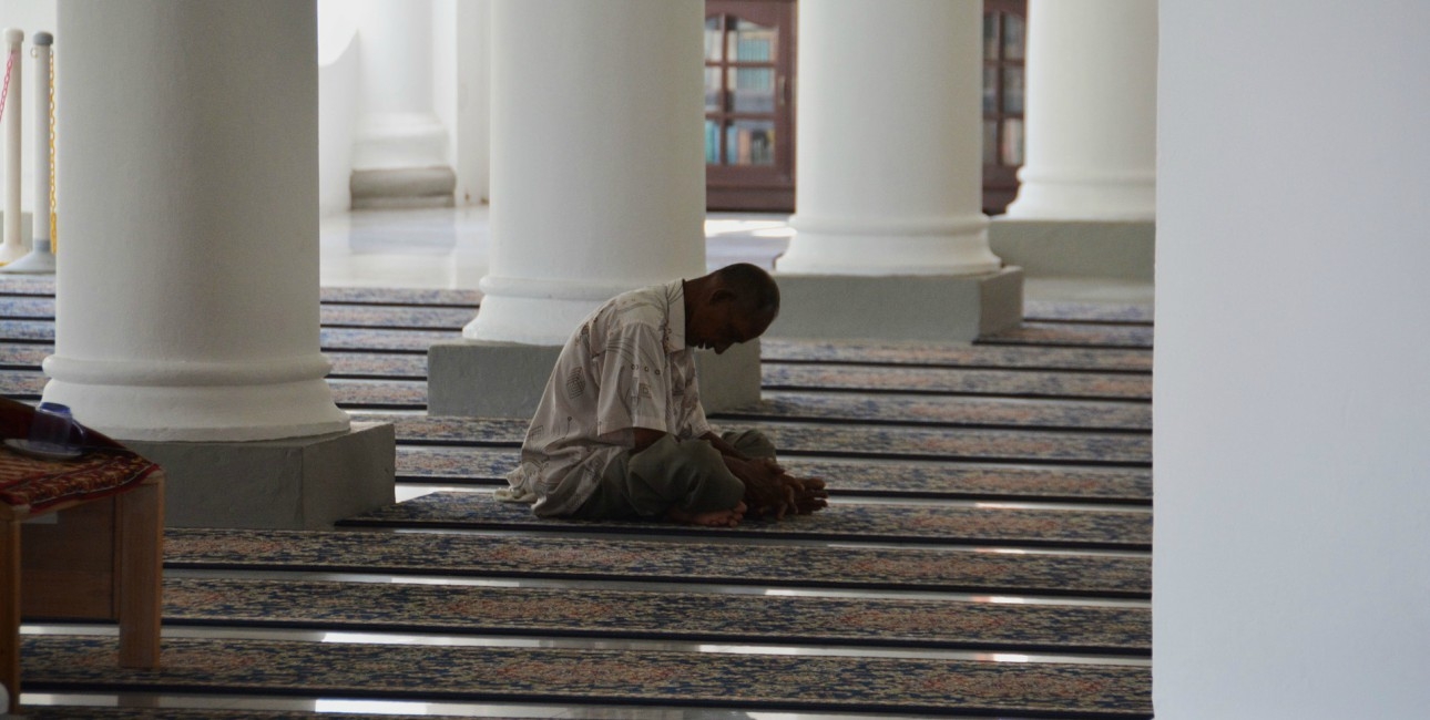 Muslim beder en bøn.