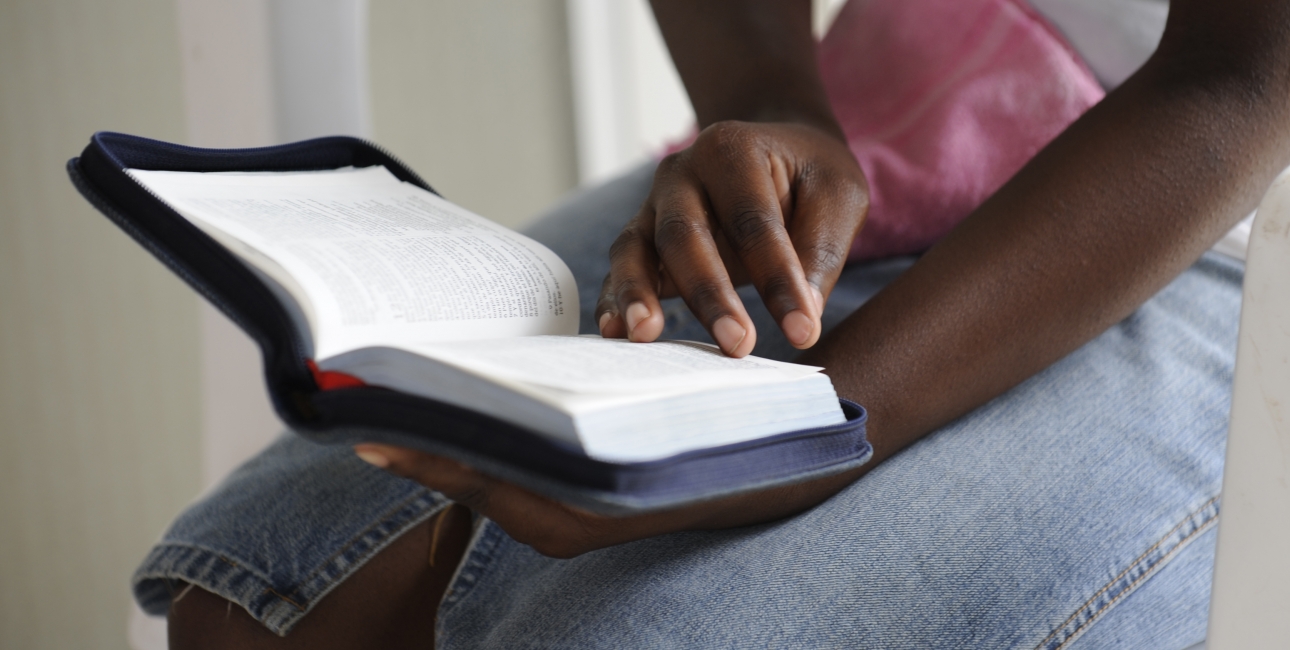 Bibelen giver livsmod til nigerianske prostituerede. Her ses en kvinde der læser i sin bibel. Foto: UBS. 