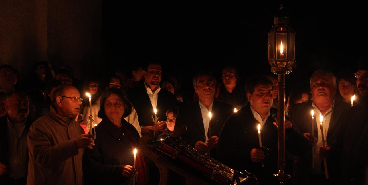 I ortodokse menigheder fejres Jesus' opstandelse med midnatsgudstjeneste påskelørdag. Efter midnat går menigheden i procession udenfor og råber "Kristus er opstanden! - ja, han er sandelig opstanden!" gentagne gange. Foto: Klearchos Kapoutsis, Wikimedia Commons.