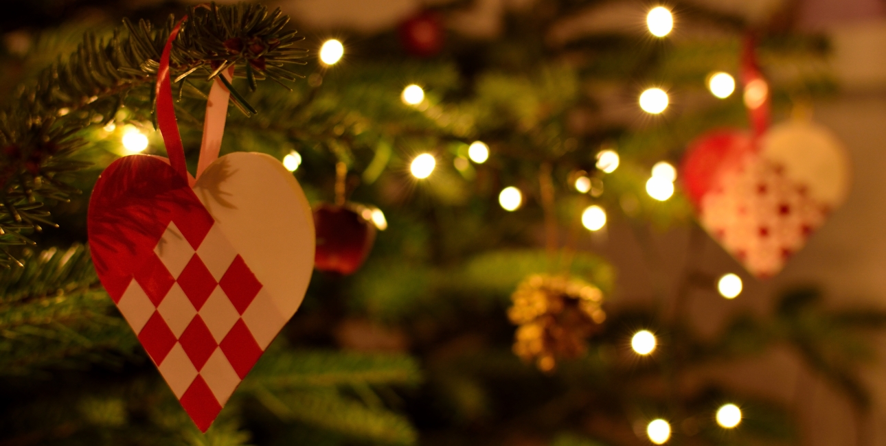 De flettede julehjerter er en gammel, dansk juletradition. Foto: Colourbox."Hjerter er et tegn på kærlighed, og de er en uundværlig del af den danske jul. Om det så skyldes, at de minder os om Jesus’ fødsel eller om kærlighed og familiesammenhold er ikke til at sige. Men der er ingen tvivl om, at julen er hjerternes fest", siger juleinsprektør Jens Ingvordsen fra Den Gamle By. Foto: Colourbox.