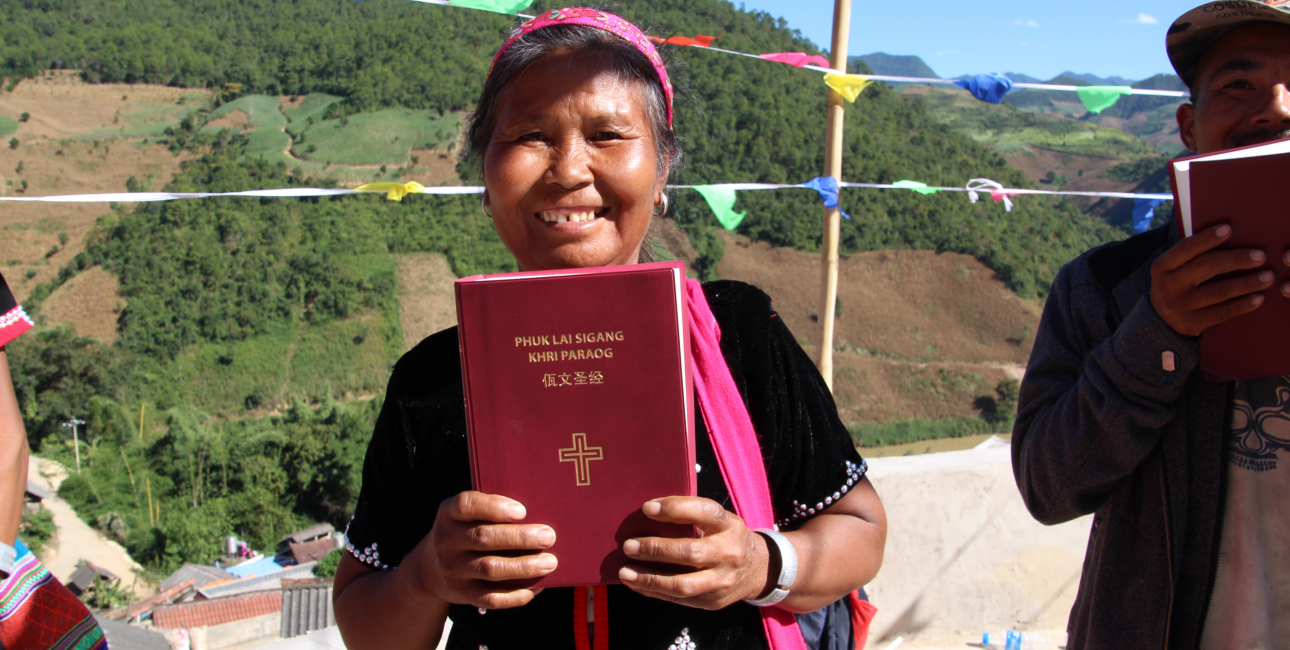 Glæden var stor hos de fremmødte, da Wa-folkets bibel blev uddelt. Foto: De Forenede Bibelselskaber.