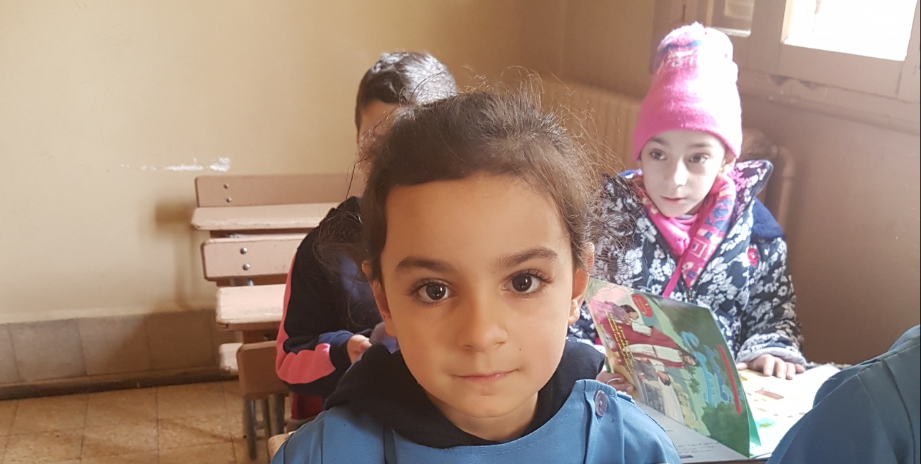 Børn i 1. og 3. klasse på en kristen skole var blandt de heldige, som fik besøg af Bibelselskabet op til jul. Dette var lige efter kampene om Øst-Aleppo var ovre, og Bibelselskabets ansatte kom med kristne aktivitetshæfter og børnebibler. En lille opmuntring i en tung tid. Foto: UBS. 