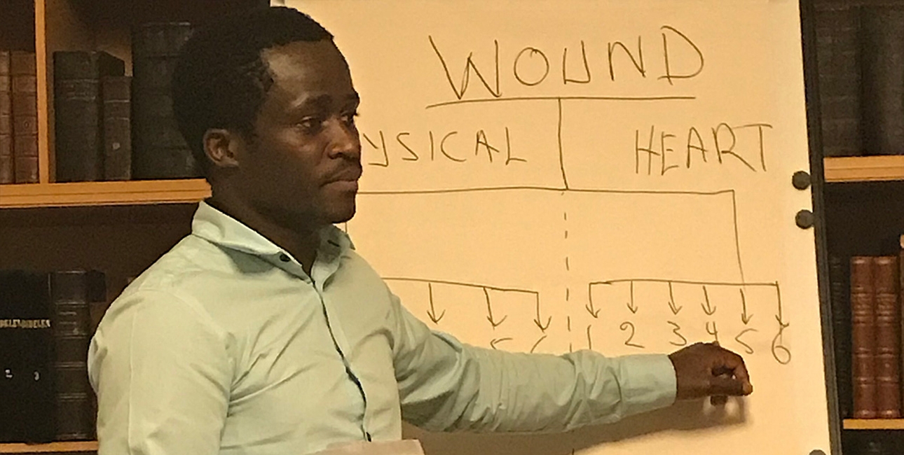 Fiston Mubawa fra DR Congo delte brudstykker af sin traumatiske historie med de andre kursister. Foto: Bibelselskabet