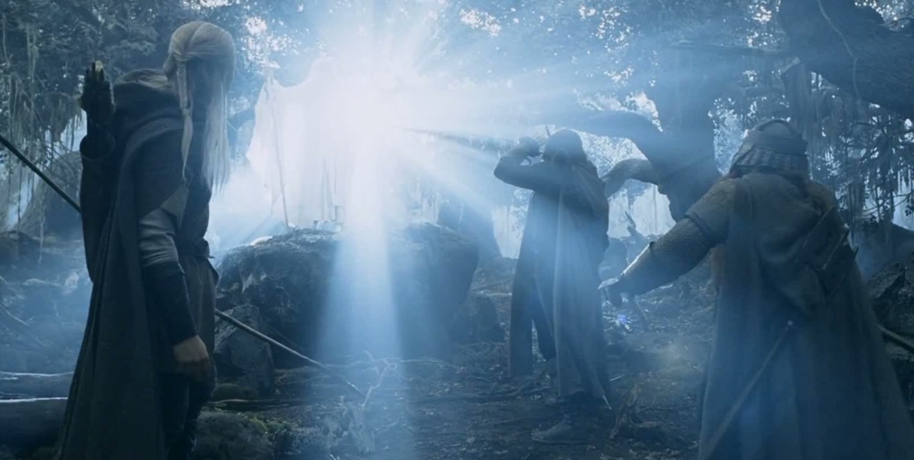 Det er i en af Midgårds skove, Fangorn-skoven, at Gandalf viser sig for første gang for sine rejsekammerater. Filminstruktøren Peter Jackson viste ham i en aura af lys, som kun understreger Gandalfs kristuslignende genopstandelse.