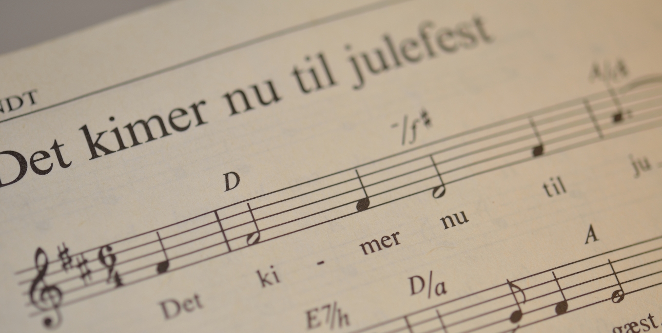 For de fleste danskere er det en fast del af juletraditionerne, at der skal synges salmer, når det er jul. Både i kirken og rundt om juletræet derhjemme. Foto: Colourbox