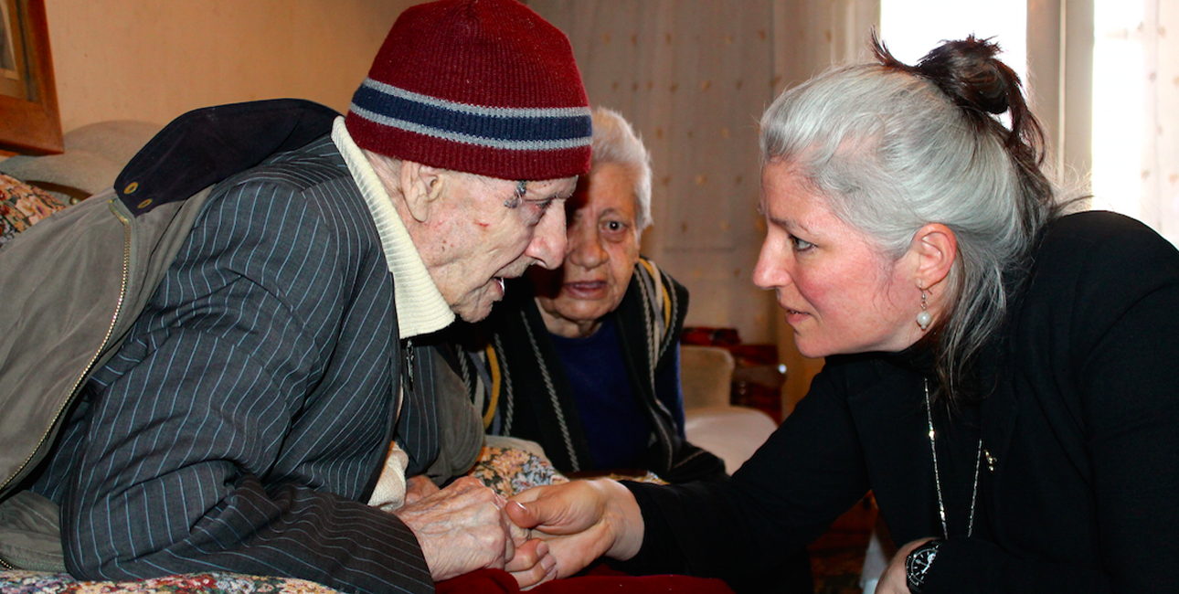 102-årige Aharon Manukyan og Synne Garff. Foto: May Anushavanyan.