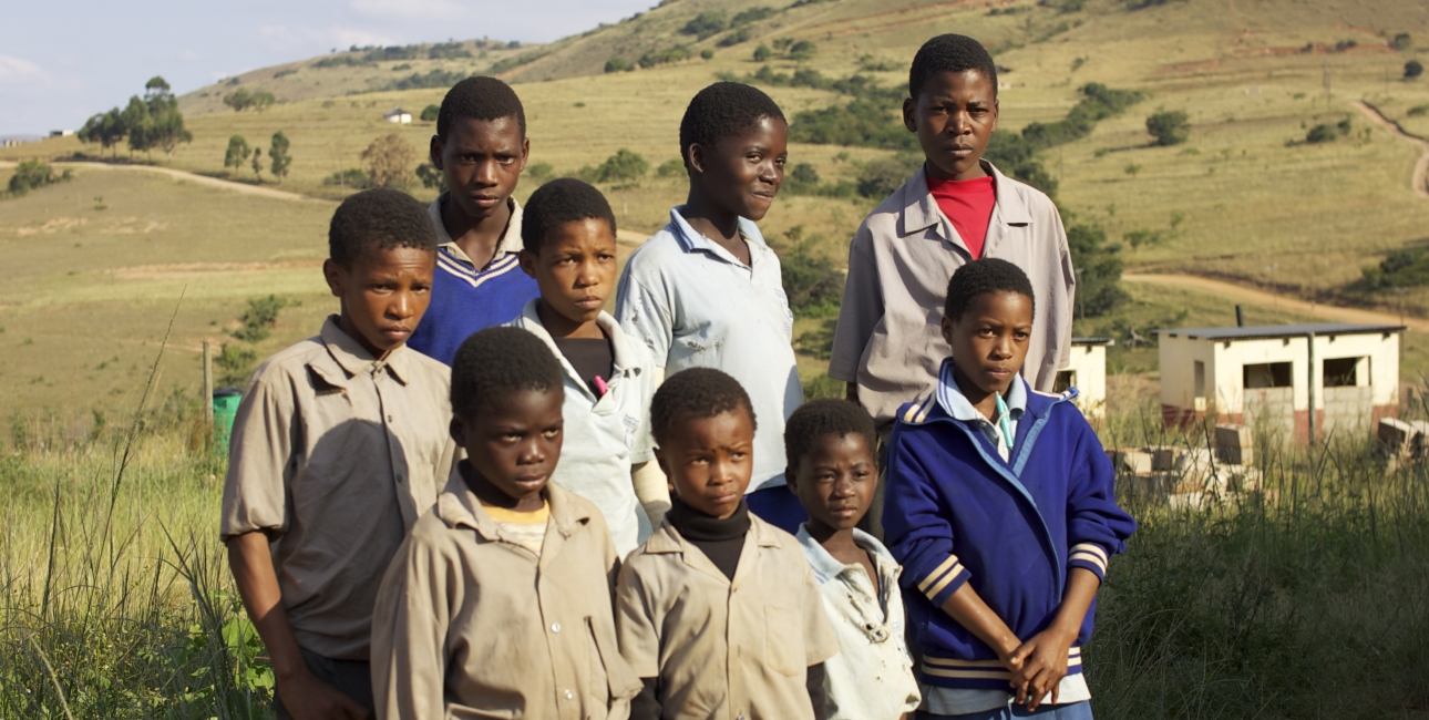 Disse børn er blot nogle af eleverne på Kuhlahla-skolen i det nordlige Swaziland, der har mistet en eller begge forældre til aids. Eller selv har hiv. De er hjulpet af hiv-programmet The Good Samaritan. Foto: Adam Garff