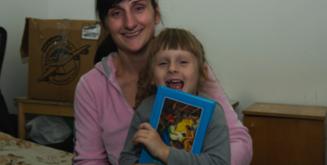 Alesja og Darina med den illustrerede børnebibel, de har fået i gave fra Bibelselskabet. Foto: Dag Smemo.