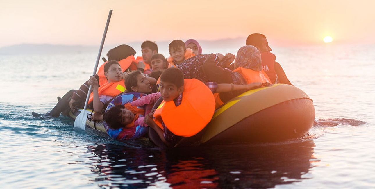 Flygtninge har brug for din hjælp for at komme igennem den svære tilværelse på flugt. Her ses en syrisk familie ankomme til den græske ø, Kos. Foto: Ulrik Pedersen/Scanpix
