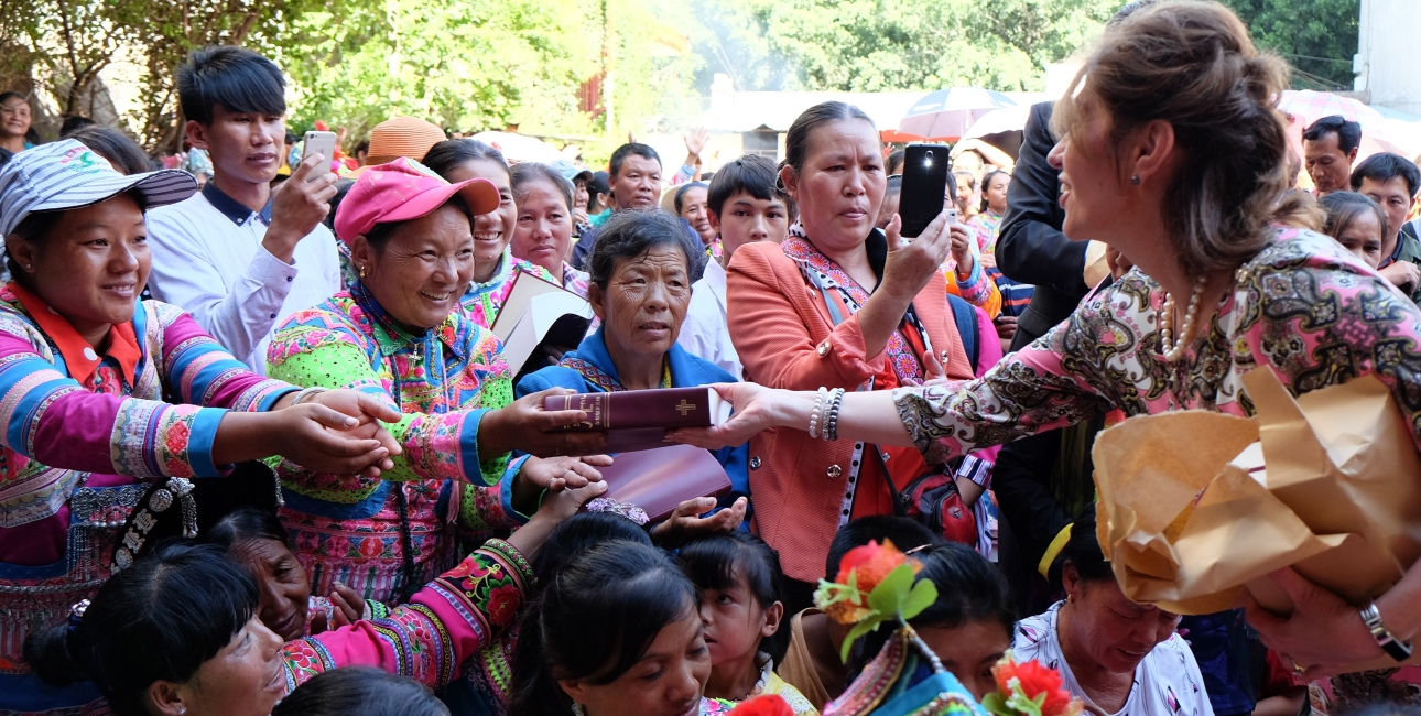 I skolen skal de kinesiske børn lære mandarin allerede fra første klasse. Derefter må de ikke længere tale deres eget sprog i skolen. I kirken og gennem Bibelen fastholder de deres modersmål. Foto: Jared Wong, UBS.