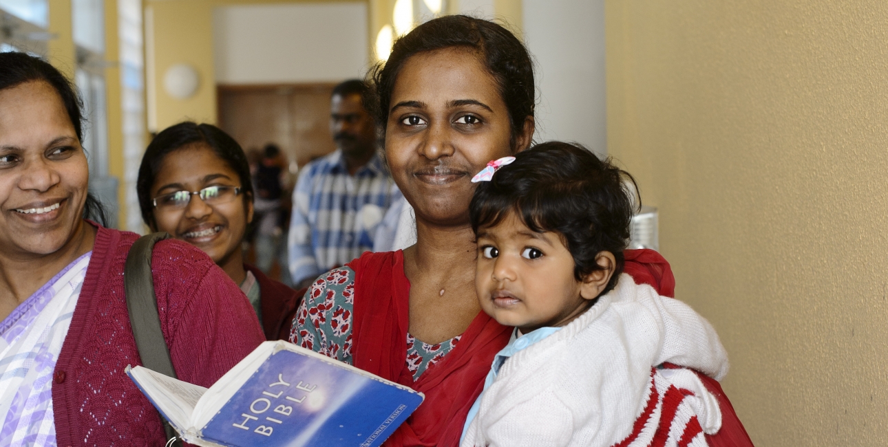 Migrantkvinderne i Qatar arbejder under umenneskelige vilkår. I kirken omsluttes de af fællesskabet, og mange begynder at læse i Bibelen. Foto: Les Kaner