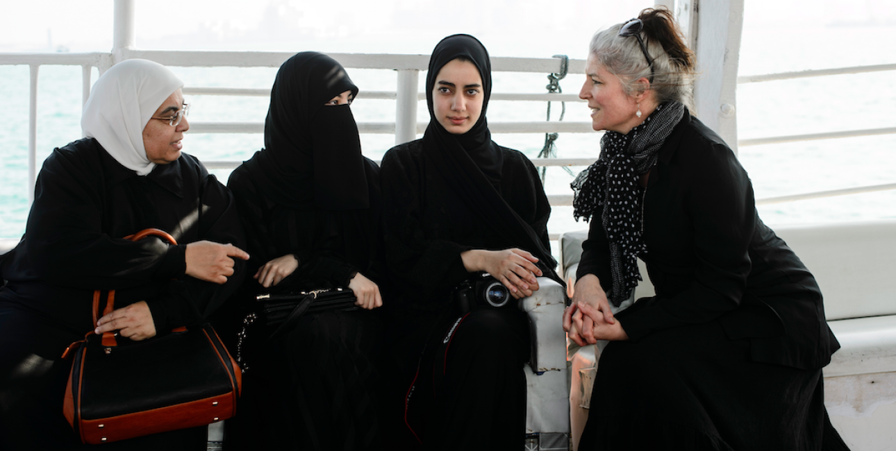 På en båd faldt Bibelselskabets Internationale chef, Synne Garff, i snak med en muslimsk migrantfamilie fra Jordan. Foto: Les Kaner