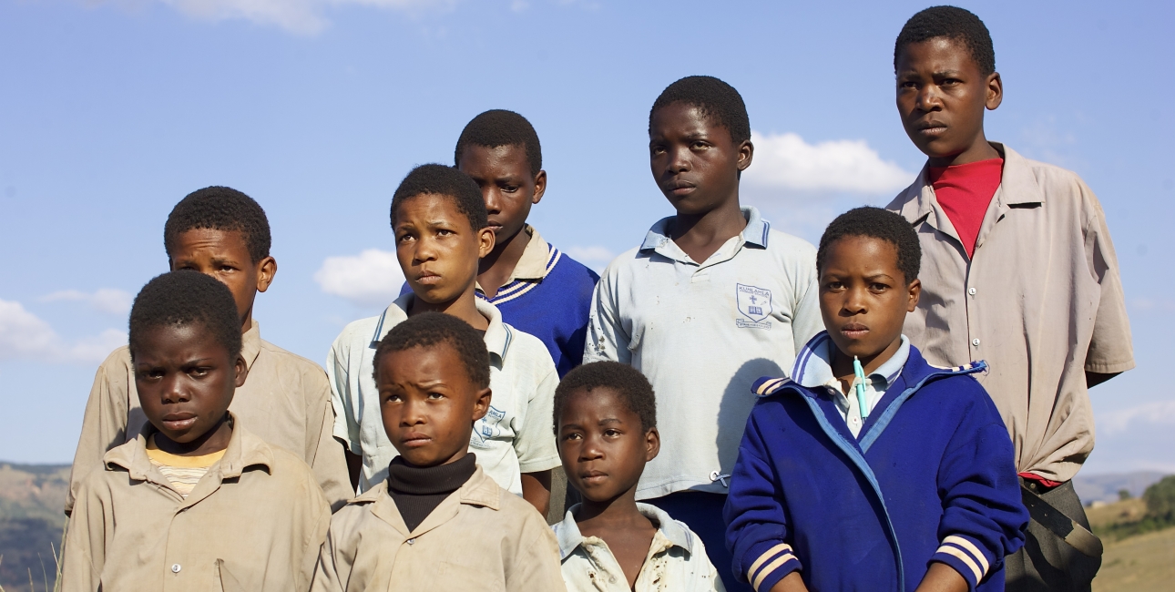 I Swaziland dør 7000 voksne og børn hver år af aids. 125.000 børn er forældreløse som følge af aids. Landet har verdens laveste gennemsnitslevealder: 48,7 år. Disse børn har alle mistet en eller begge forældre. Det hænder, at børn bliver taget ud af skolen, hvis de bliver testet hiv-positive, fordi forældrene frygter mobning og stigmatisering. Sygdommen er et stort tabu i landet. Hiv-ramte børn kan overleve med medicin. Hvis ellers de husker at tage den. Foto: Adam Garff.
