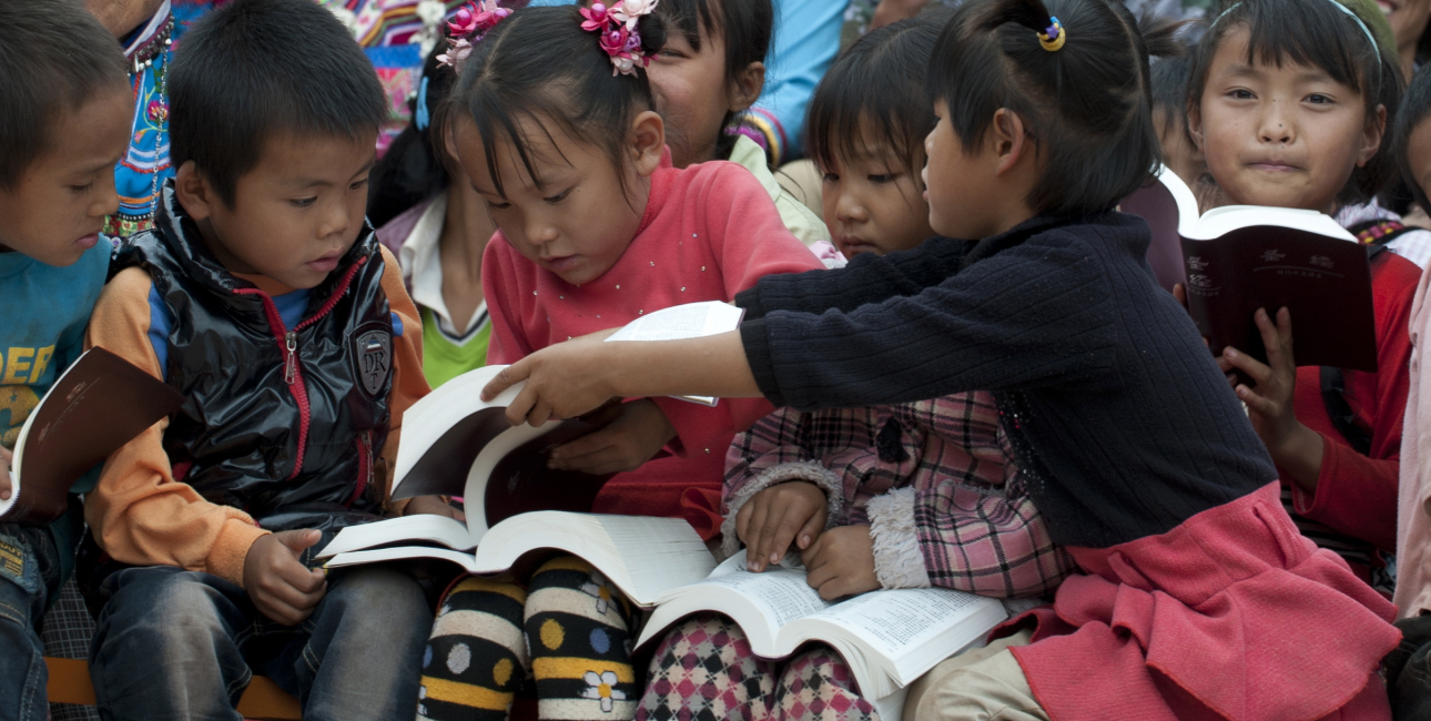 I skolen skal de kinesiske børn lære mandarin allerede fra første klasse. Derefter må de ikke længere tale deres eget sprog i skolen. I kirken og gennem Bibelen fastholder de deres modersmål. Foto: Jared Wong, UBS.