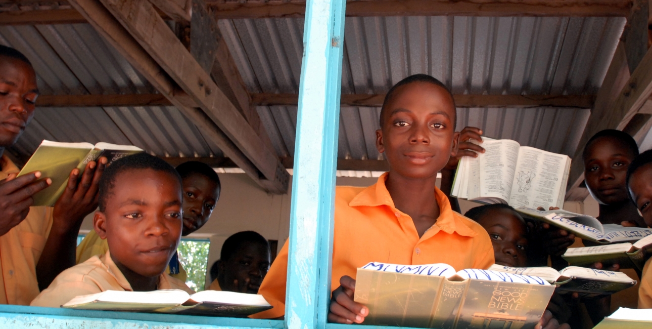 Emmanuel (nr. 3 fra venstre) og hans skolekammerater med hver en bibel. "Bibellæsning er et redskab til at udvikle vores ungdoms moralske værdier", siger undervisningsministeren i Ghana Alex Tetley-Enyo. Foto: Ghanas Bibelselskab