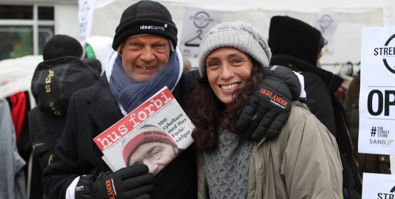 Flere hjemløse tog imod tilbuddet om en bibel, som blev overrakt af Bibelselskabets værtinde Connie Terndrup (th) under en bibeluddeling i vinter. Foto: Jeppe Sloth Carlsen