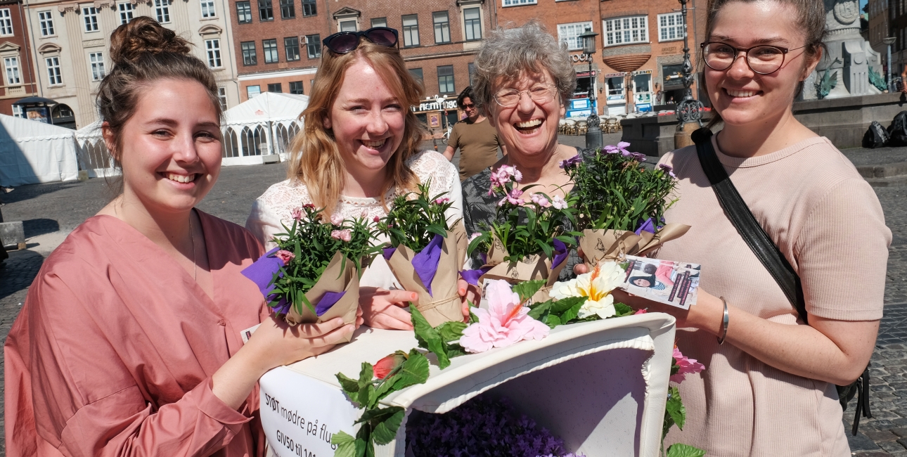 Bibelselskabets ansatte og frivillige inden det gik løs med uddelingen af de 100 forårsblomster. Foto: Rune Hansen.