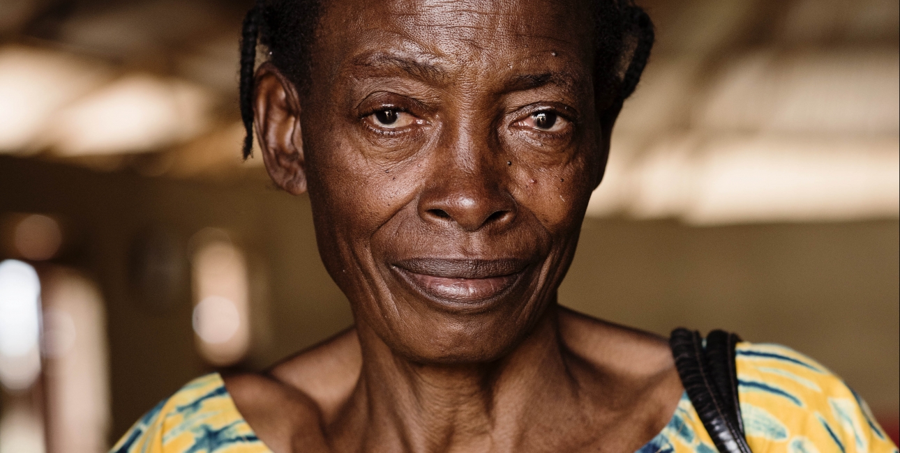 56-årige Elizabeth Lukalu har boet i flygtningelejren Nakivale i 6 år. Hun har deltaget i bibelsk sjælesorg i Pentacostel Church, hvor hun synger i kor og hjælper forældreløse børn. Elizabeth mistede sin mand, blev voldtaget og lemlæstet, og måtte flygte fra hus og hjem. Foto: Les Kaner