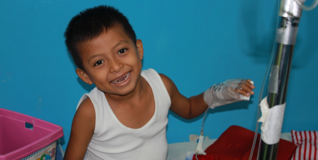 Hasel Ernesto Polanco Gómez fra Nicaragua på hospitalet. Danske givere har i flere år støttet de kræftramte børn i Nicaragua med blandt andet bibler. Foto: Bibelselskabet.