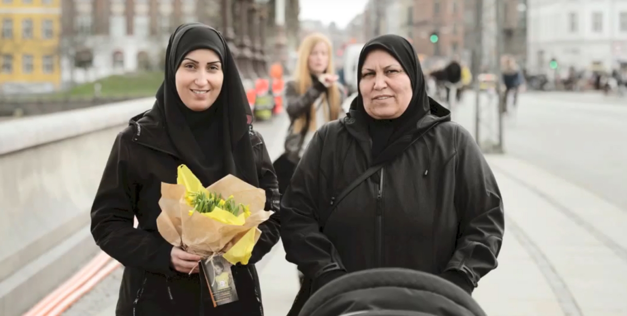 I påsken delte Bibelselskabet påskebuketter ud for at skabe opmærksomhed omkring de syriske børn. Her ses en mor og sin datter med en af buketterne. Foto: Bibelselskabet.