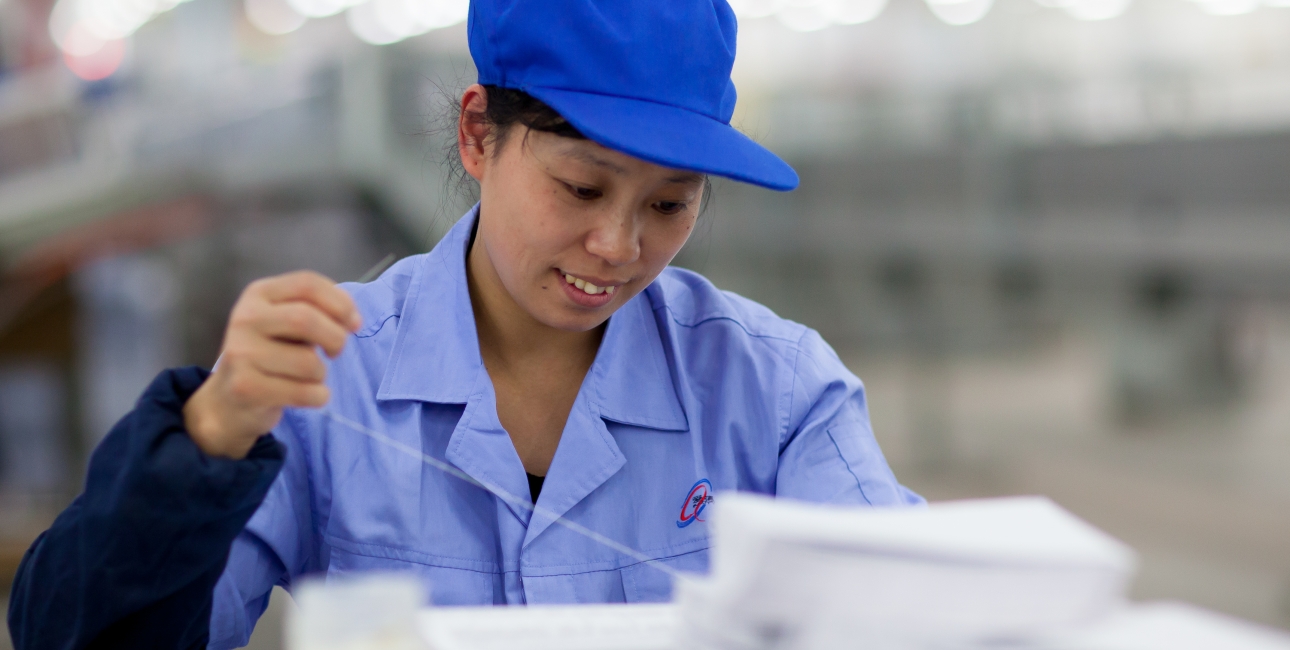 Verdens største bibeltrykkeri ligger i Nanjing. Det hedder Amity Printing Company og samarbejder med Internationale Bibelselskaber. Det er det eneste forlag, der har tilladelse til at udgive bibler i Kina. Foto: Andrew Hood/UBS