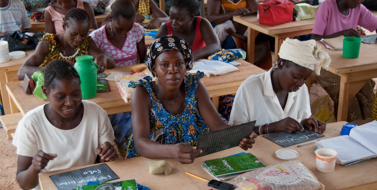 En kirkebaseret klasse i Burkina Faso. Skolen er åben for alle voksne uanset tro. Foto: Joyce Van De Veen / UBS