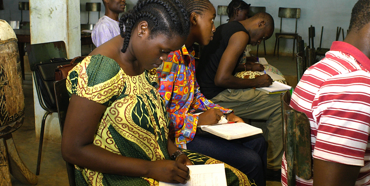 Kvinde til læsetræning i Cameroun. Projekt Ester, igangsat i 2007, har hjulpet flere kvinder, igennem undervisning med udgangspunkt i biblen, med at få håbet tilbage. Foto: Dag Smemo / UBS. 