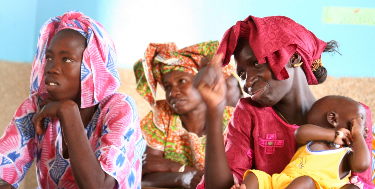 Læsetræningskurserne, hvor analfabeter lærer at læse og skrive ved hjælp af Bibelen, henvender sig ikke mindst til kvinder, der dermed udrustes med almen viden om sundhed mv. Her ses studerende ved et læsetræningskursus i Ngohé presbyterianske kirke, Senegal. Foto: Joaquim Dassonville / USB
