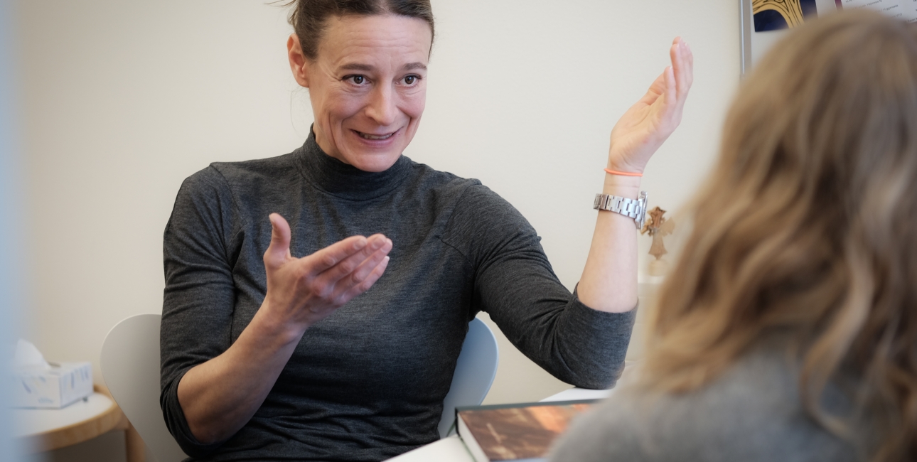 "Når man bruger bibelsk sjælesorg, bliver arbejdet med Bibelen helt konkret, og præst og patient bliver ligestillet. Selvom jeg måske har læst Bibelen grundigere, reflekterer vi over det sammen", siger hospitalspræst Susanne Engberg. Foto: Les Kaner.