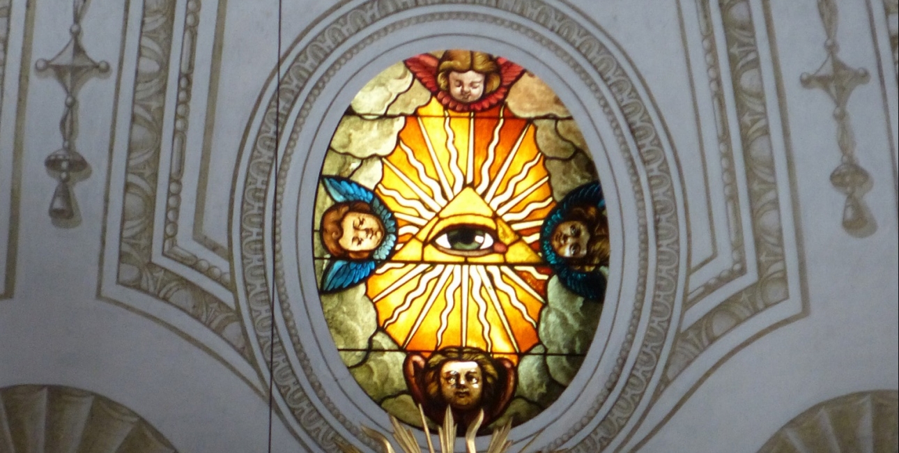 Guds øje, over alteret i Lucerne kirken i Schweiz. Foto: Studio1521, Wikimedia Commons.
