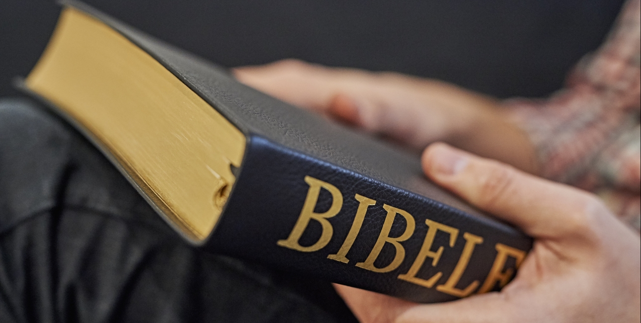 Mand med Bibelen i hænderne. Foto: Carsten Lundager