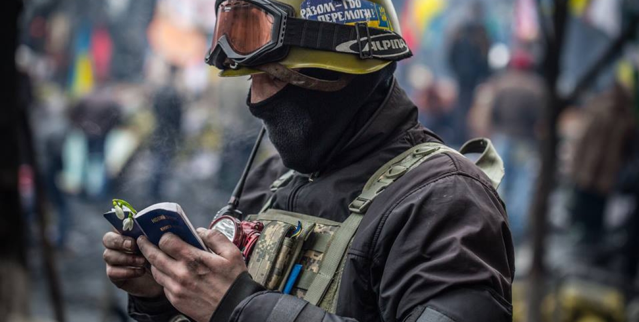 Soldat læser i Ny Testamente. Foto: De Forenede Bibelselskaber