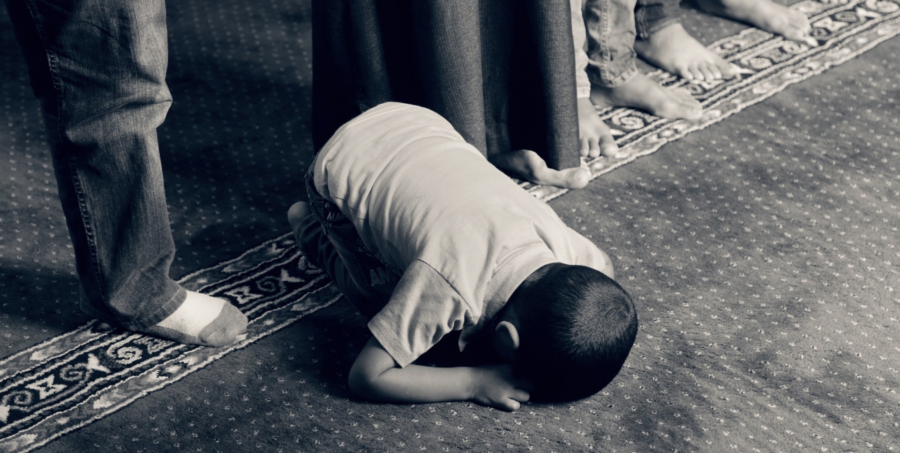 Muslimsk dreng i bøn. Foto: Pixabay.