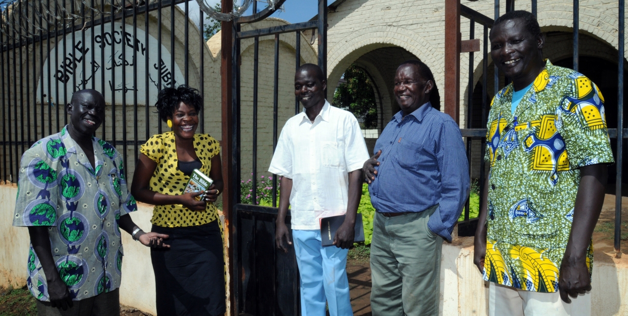 Der var stor glæde da Bibelen kunne udgives på mabaan – et sprog, som tales i Sydsudan. Her ses en del af holdet bag bibeloversættelsen. Foto: De Forenede Bibelselskaber.