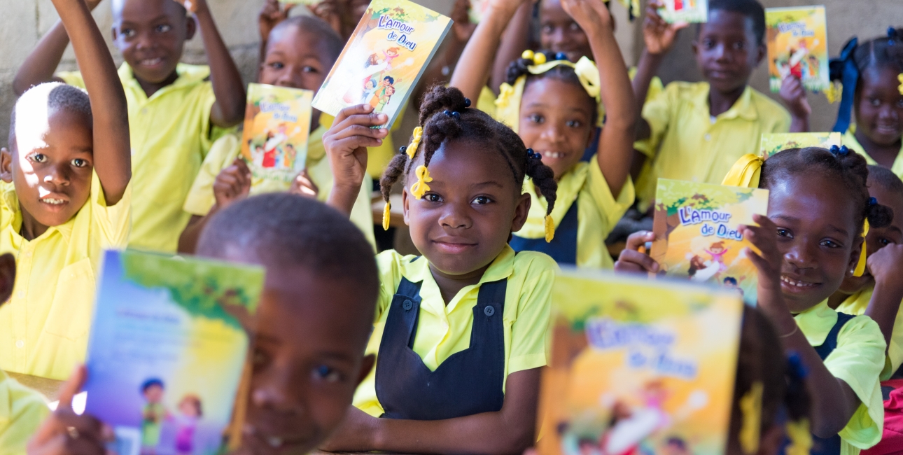 Bibler til børn på Haiti. Foto: Andrea Rhodes
