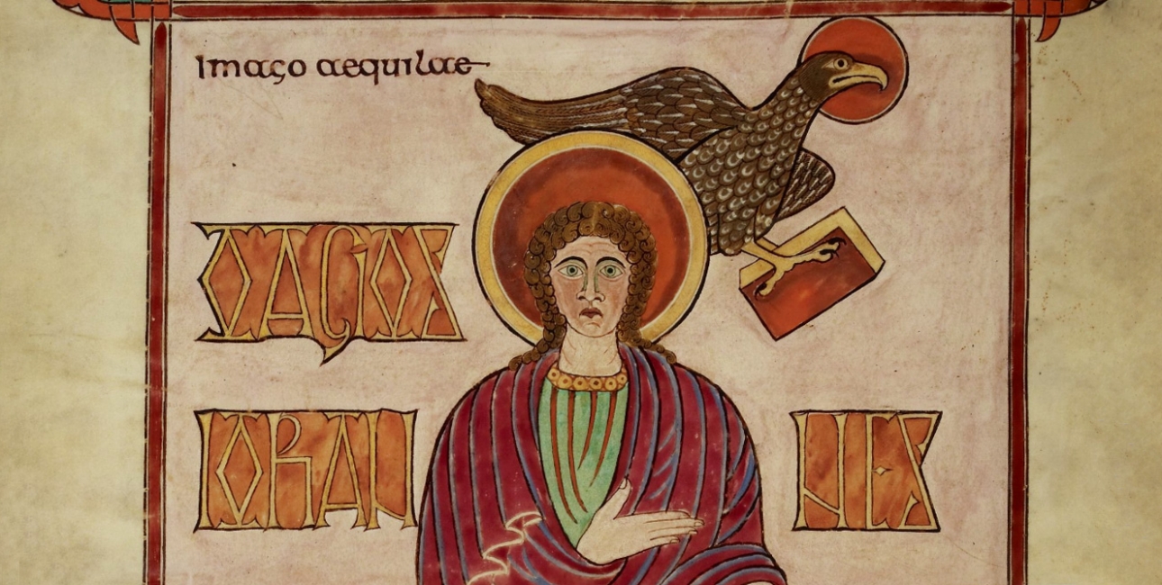 Evangelisten Johannes portrætteret med sit symbol, ørnen, der holder en lille bog i sine klør. Portrætside, f. 209v fra Lindisfarne-manuskriptet. © British Library.