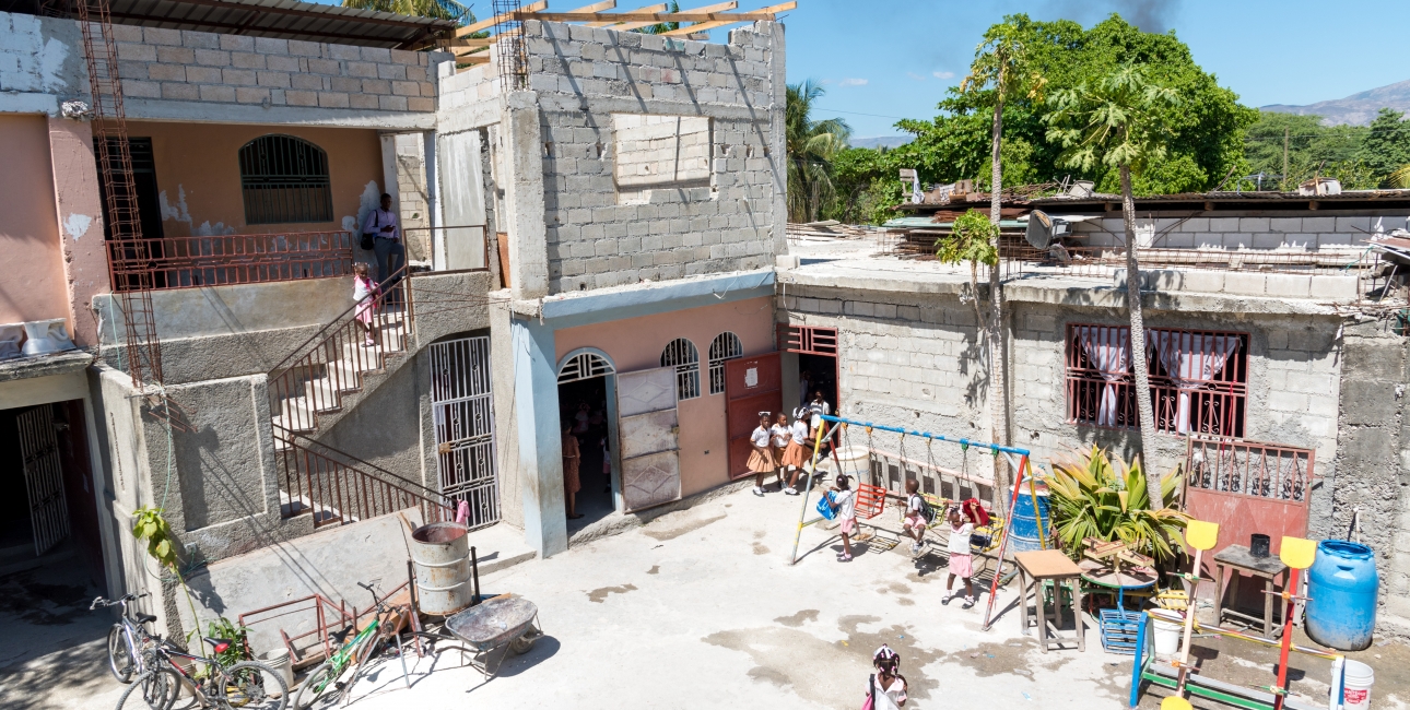 Skolegård, Haiti. Foto: Andrea Rhodes