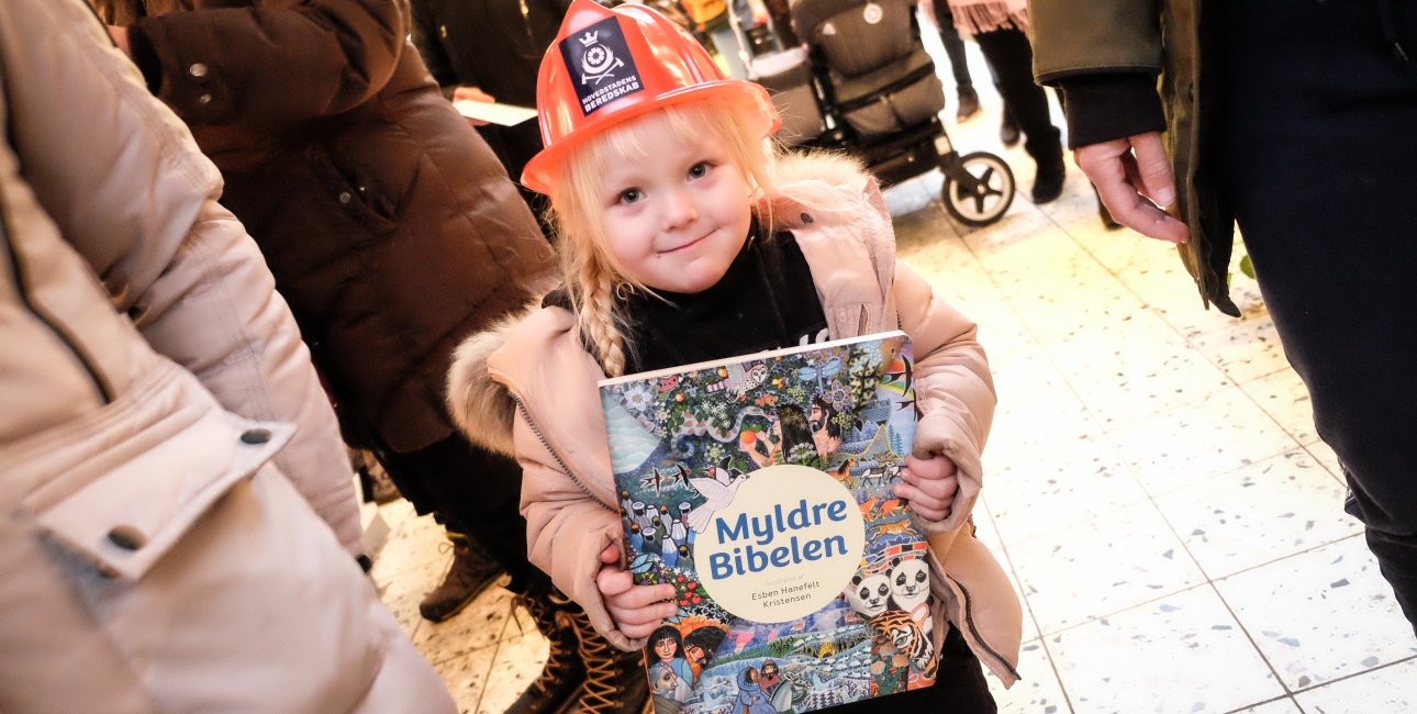 Pige har modtaget Myldremalebibelen i Julehjælp. Foto: Levi Giversen/Rune Hansen
